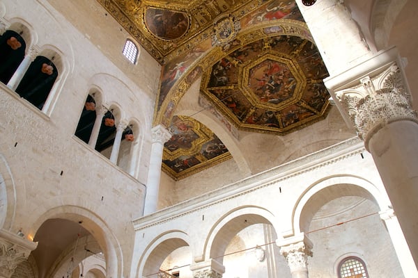 Basilika von San Nicola mit einem Kirche oder Kathedrale, Innenansichten und religiöse Elemente