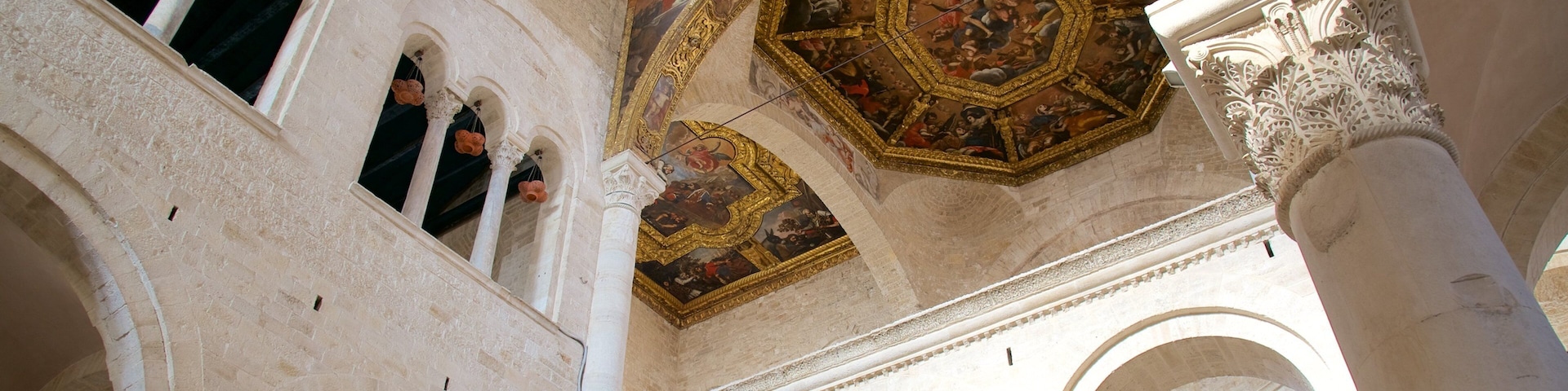 Basílica de San Nicolás mostrando arquitectura patrimonial, vista interna y una iglesia o catedral