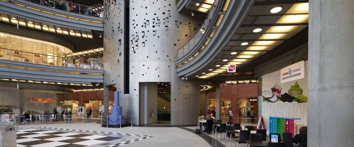 Shopping- och konstcentret Stary Browar som inkluderar shopping och interiörer