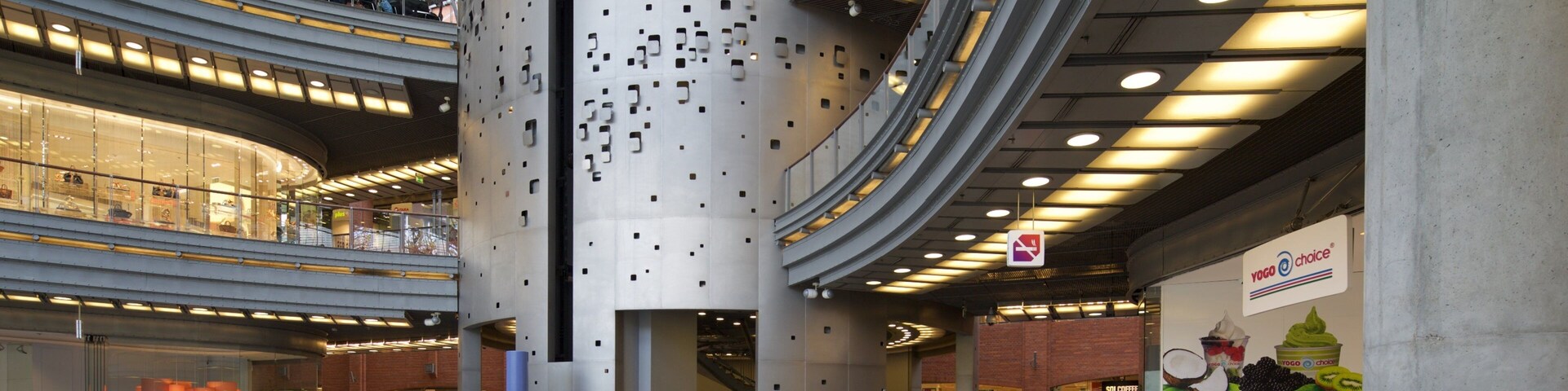 Centro comercial y artístico Stary Browar ofreciendo vista interna y shopping