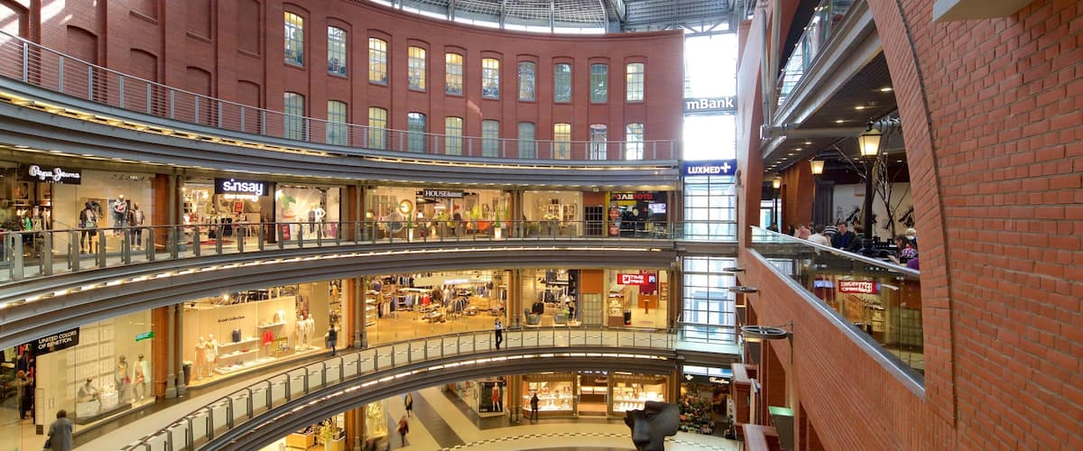 Centro comercial y artístico Stary Browar mostrando compras y vistas interiores