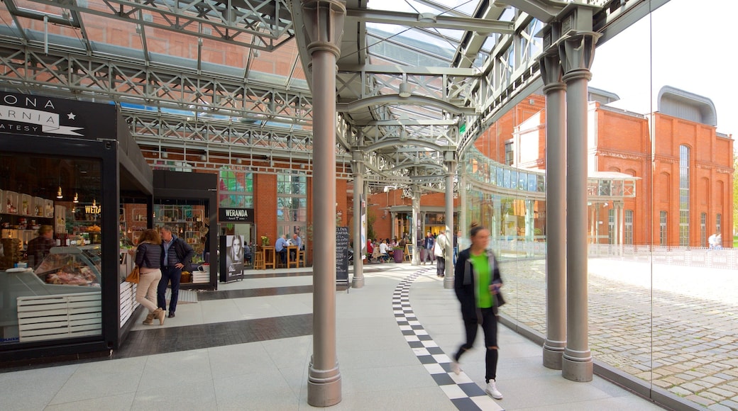 Centre commercial et artistique Stary Browar montrant shopping et vues intérieures