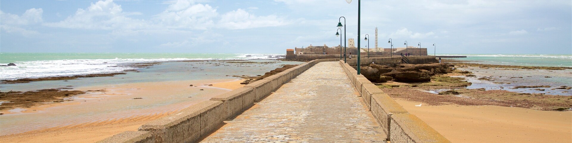 Pyhän Sebastianuksen linnoitus featuring hiekkaranta