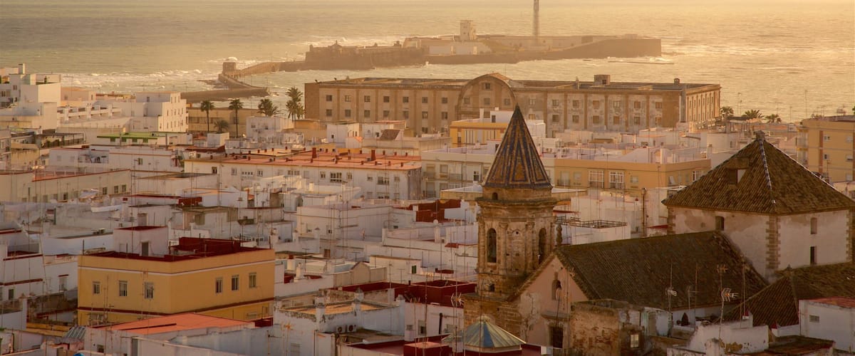 Fortress of San Sebastian 设有 綜覽海岸風景, 海邊城市 和 夕陽