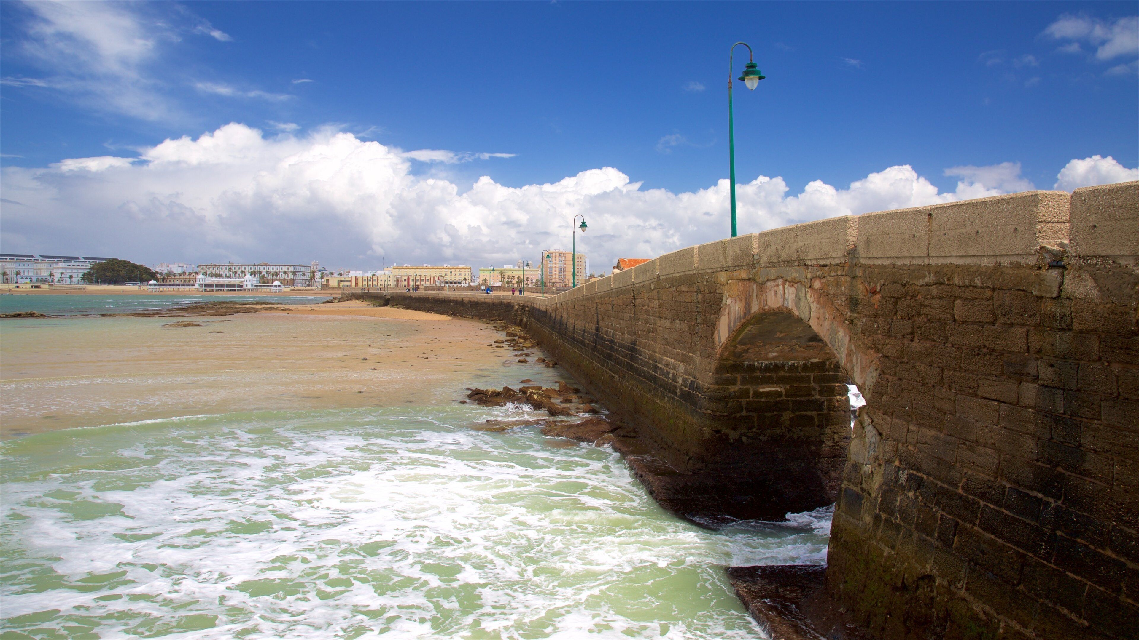 Château de San Sebastián, Cadix, Espagne mettant en vedette pont et vues littorales