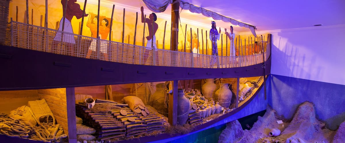 Museo de Arqueología Submarina ofreciendo arte y vistas interiores