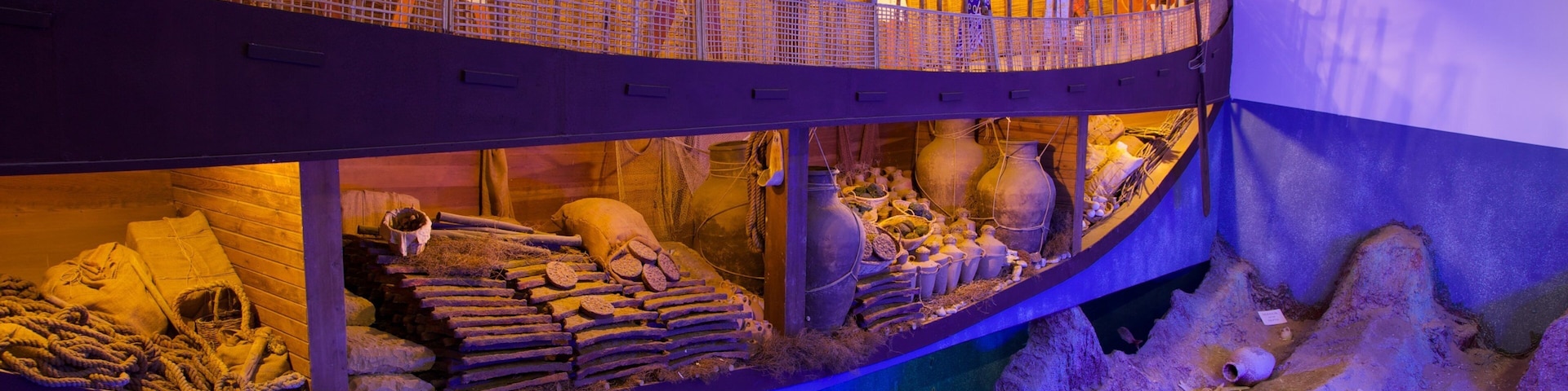 Museu de Arqueologia Marinha caracterizando arte e vistas internas