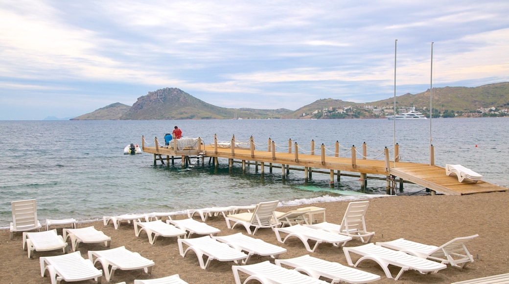 Yalikavak strand som inkluderer strand med småstein og kyst