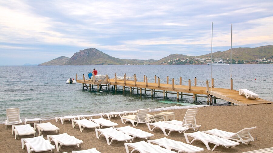 Praia de Yalıkavak mostrando uma praia de pedras e paisagens litorâneas