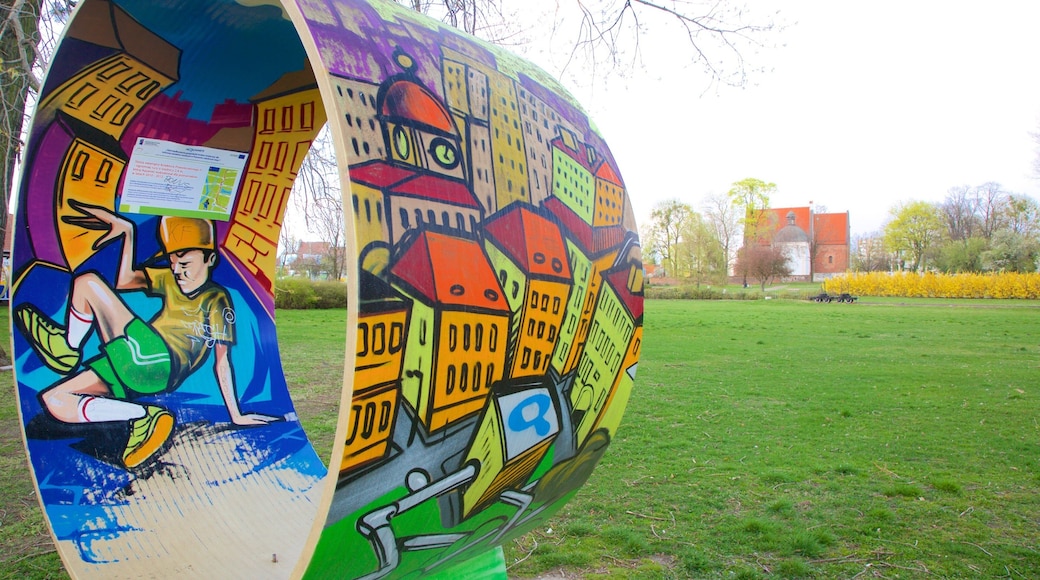 Malta Lake ซึ่งรวมถึง สวน และ ศิลปะกลางแจ้ง