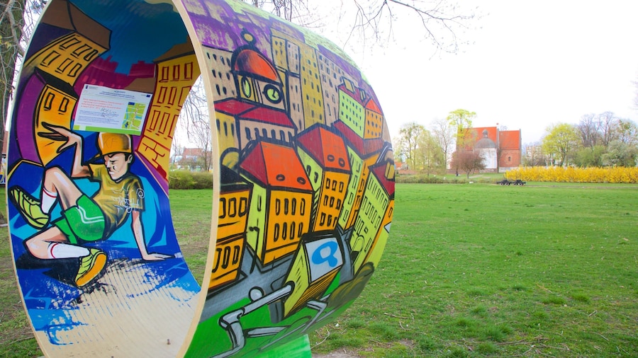 Lago de Malta ofreciendo arte al aire libre y un parque