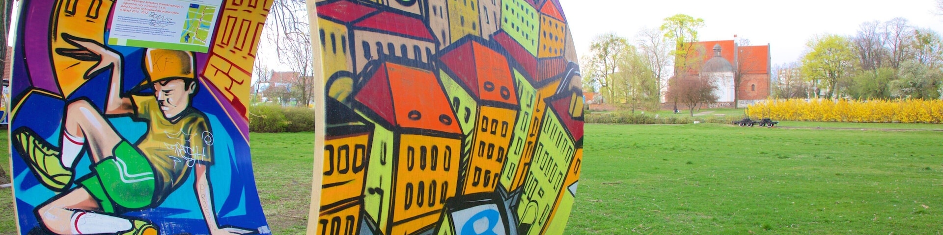 Lago de Malta que incluye jardín y arte al aire libre