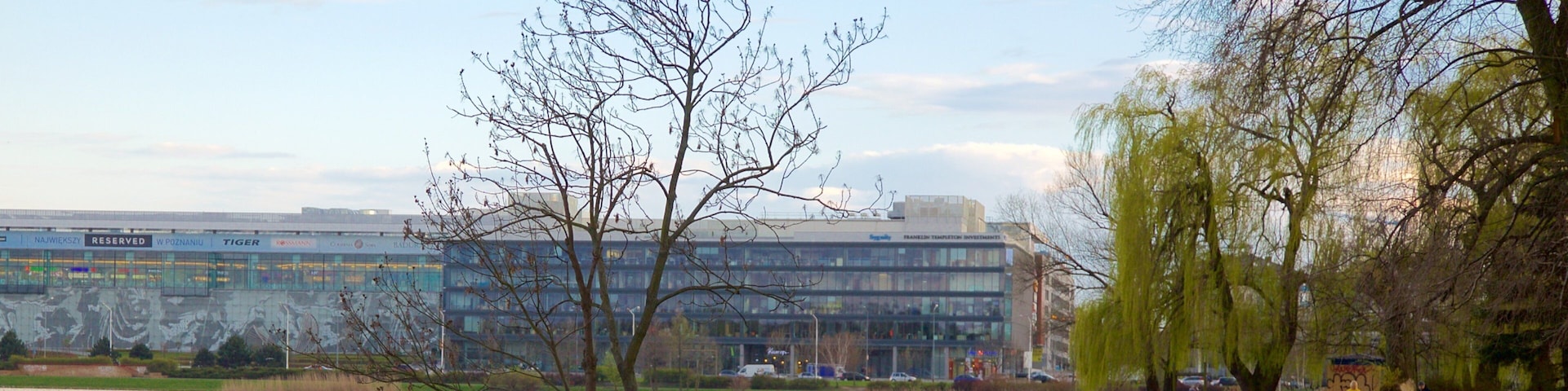 Lago Malta mostrando um lago ou charco e um parque