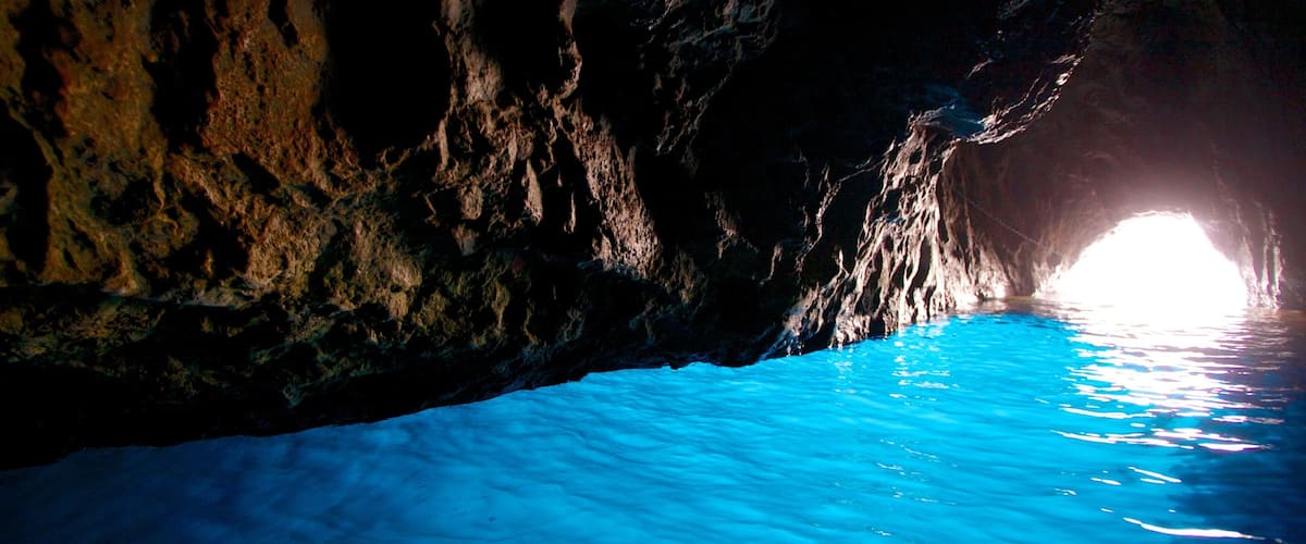 Blue Grotto mostrando cuevas