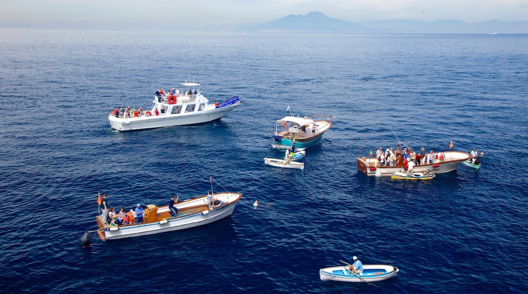 Den blå grotte fasiliteter samt båter og kyst i tillegg til en stor gruppe med mennesker