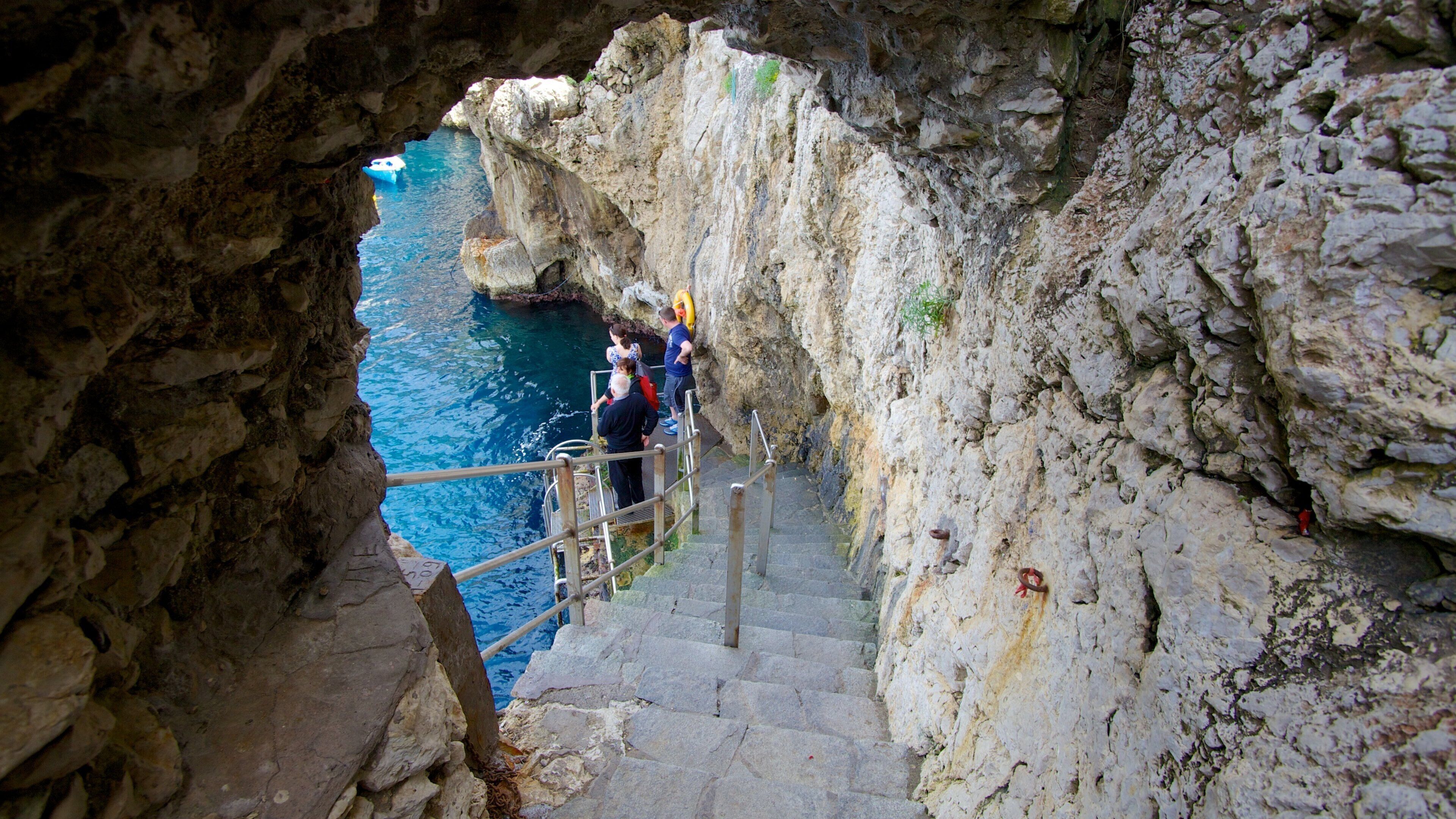 Blue Grotto que incluye senderismo o caminata y costa rocosa