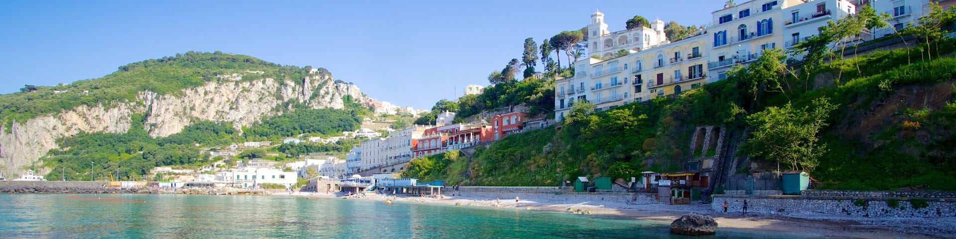 Capri presenterar bad, en kuststad och klippig kustlinje