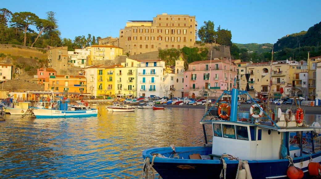 Marina Grande, Sorrente, Italie montrant vues littorales, navigation et ville côtière