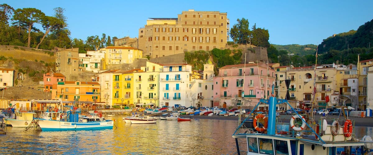 Marina Grande which includes a coastal town, boating and general coastal views
