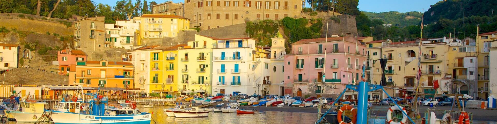 Marina Grande mit einem Küstenort, allgemeine Küstenansicht und Bootfahren