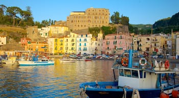 마리나 그란데 이 포함 해안 마을, 일반 해안 전경 과 보트 타기