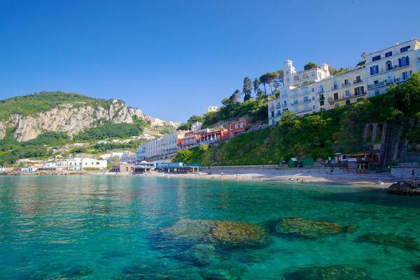 Insel Capri das einen Sandstrand und Küstenort