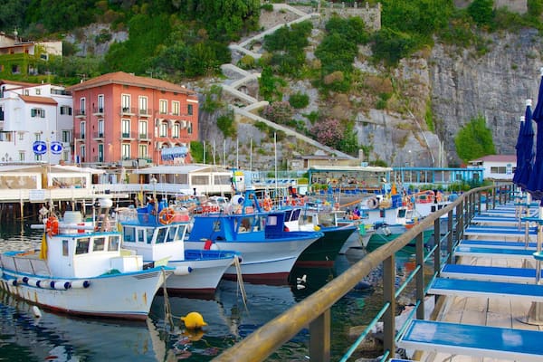 マリーナ グランデ フィーチャー マリーナ, ボート と 海岸沿いの町