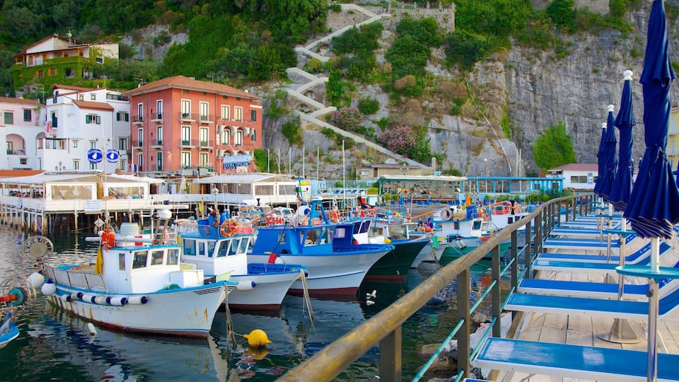 Marina Grande showing general coastal views, a coastal town and boating