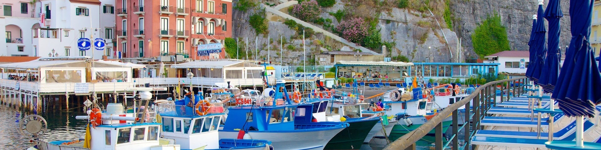 Marina Grande caracterizando canoagem, uma marina e uma cidade litorânea