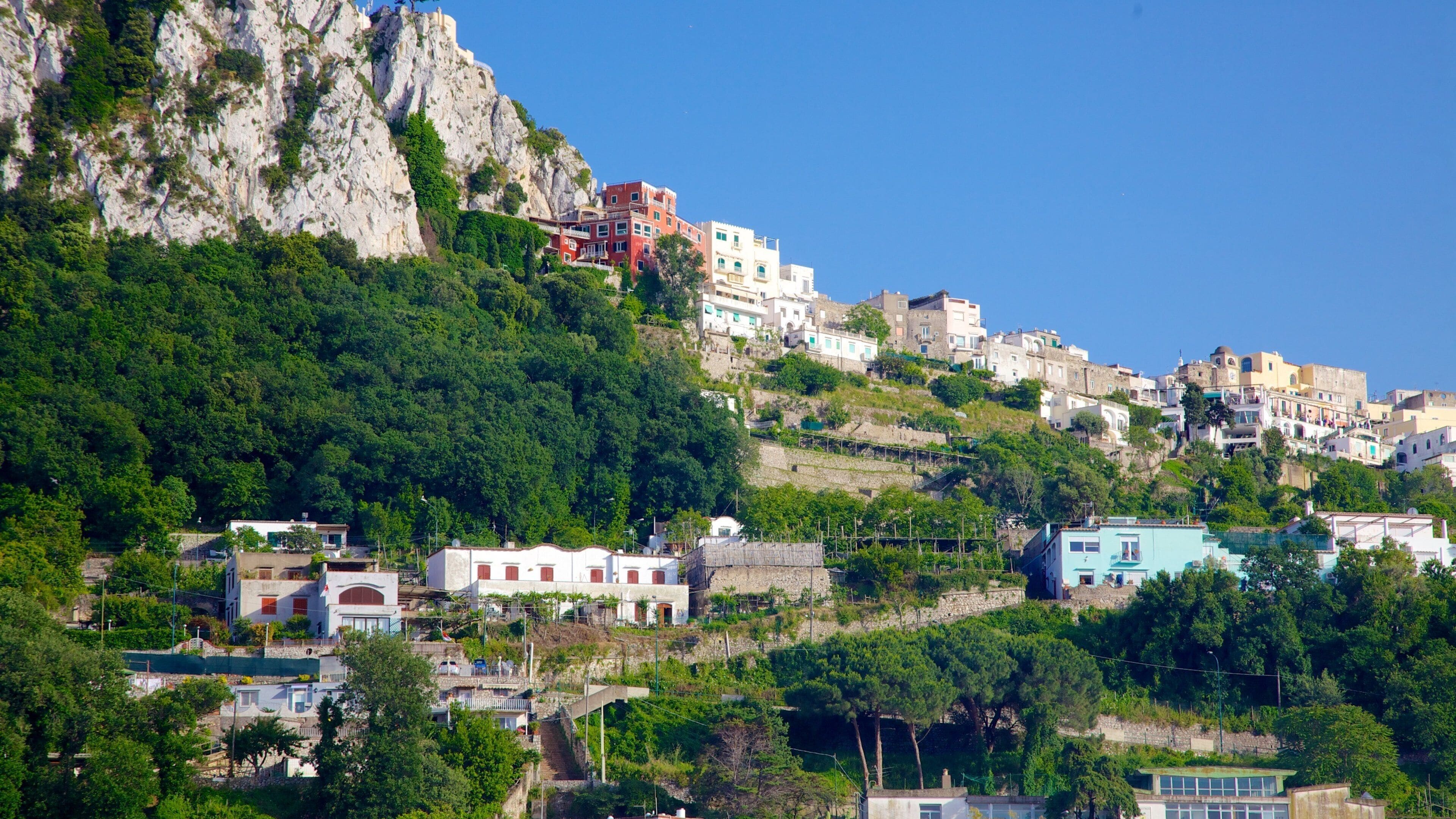 คาปรี เนื้อเรื่องที่ ภูเขา, มรดกทางสถาปัตยกรรม และ เมืองหรือหมู่บ้านเล็กๆ