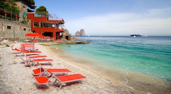 마리나 피콜라 이 포함 럭셔리 호텔 또는 리조트 과 조약돌 해변