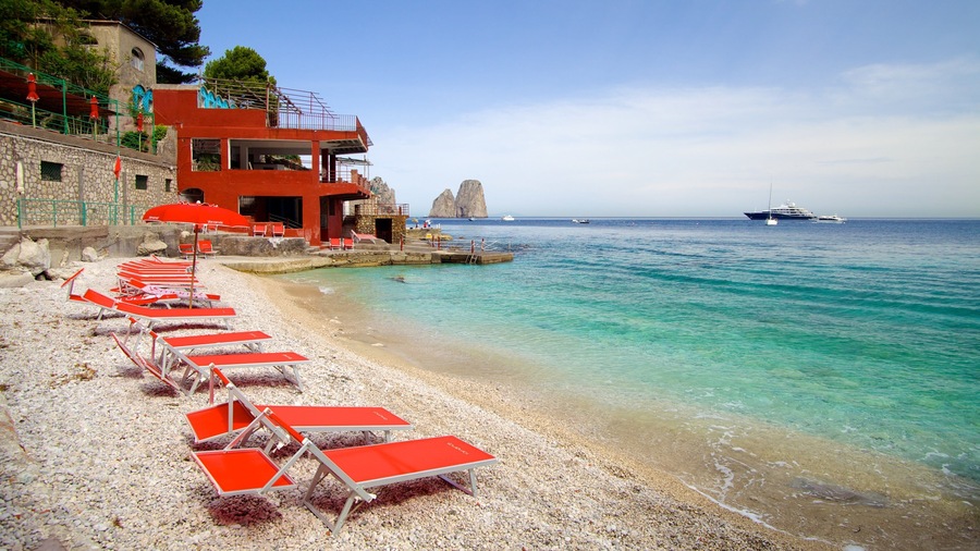 Marina Piccola das einen Steinstrand und Luxushotel oder Resort