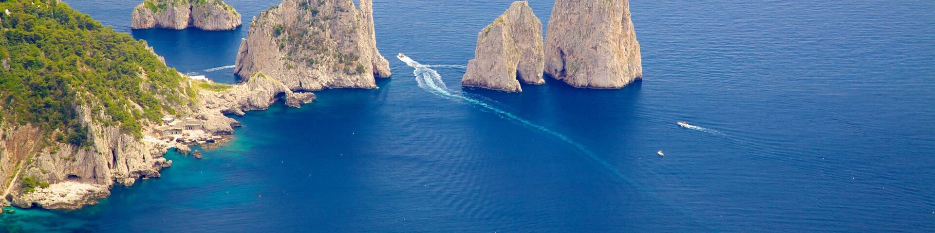 Un paisaje costero con formaciones rocosas y aguas azul turquesa.