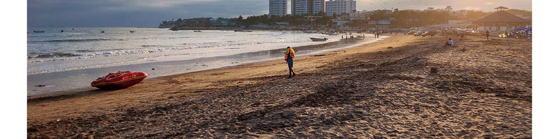 Playas was the last place we visited, before flying back to London, after spending two weeks in Ecuador.
Unfortunately we spend only one night in the town - it looked promising with good photo opportunities.