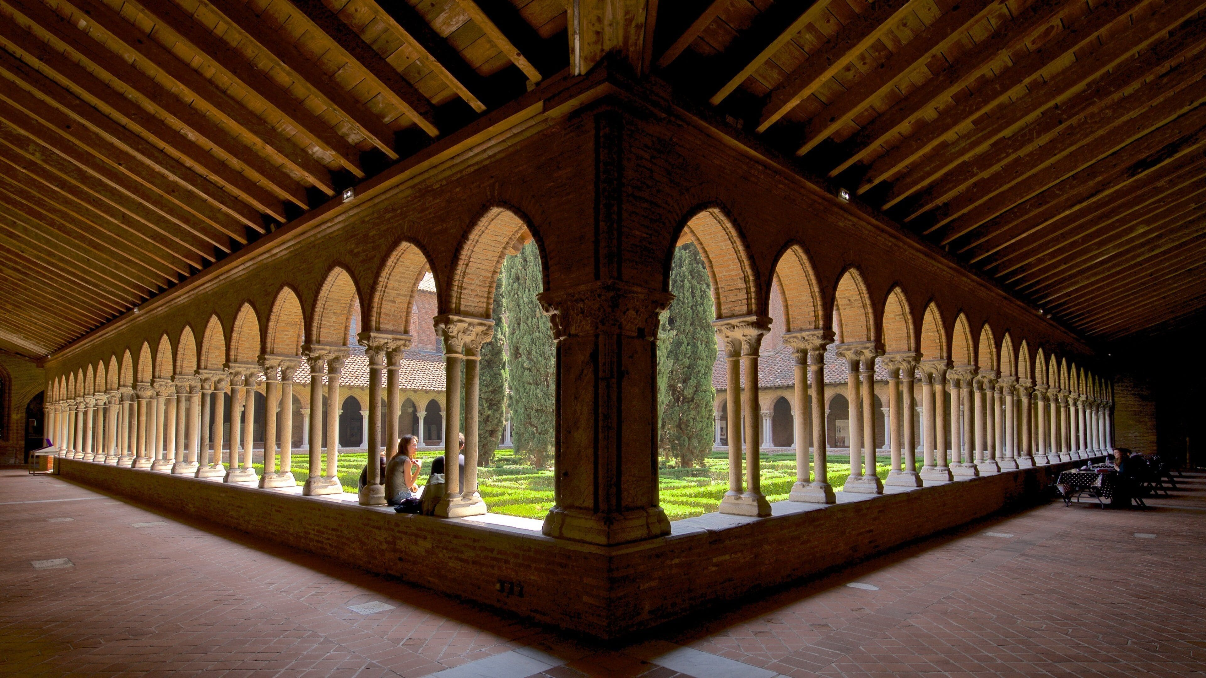 Couvent des Jacobins de Toulouse mettant en vedette parc et vues intérieures aussi bien que couple