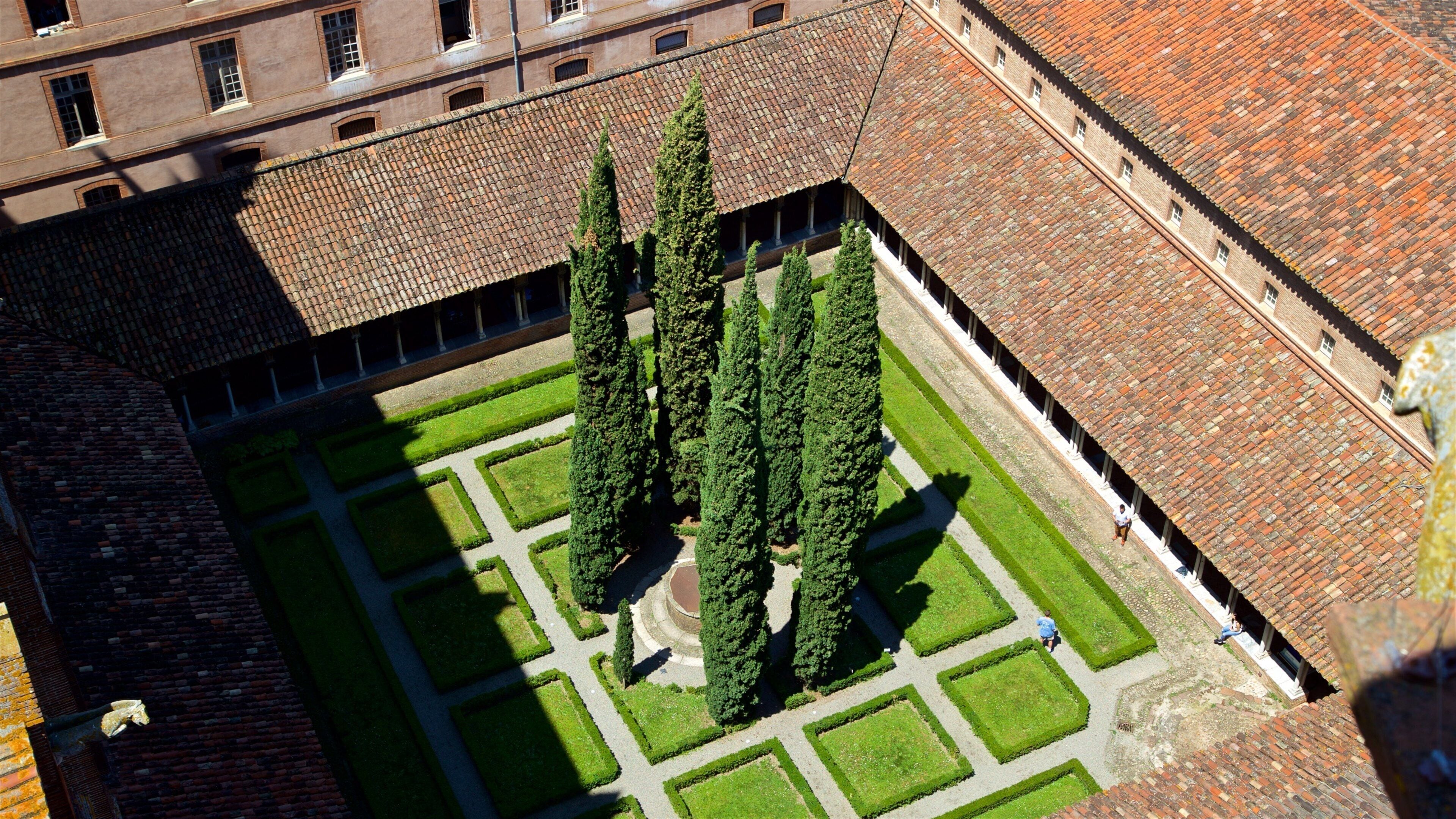 Igreja dos Jacobinos mostrando um parque
