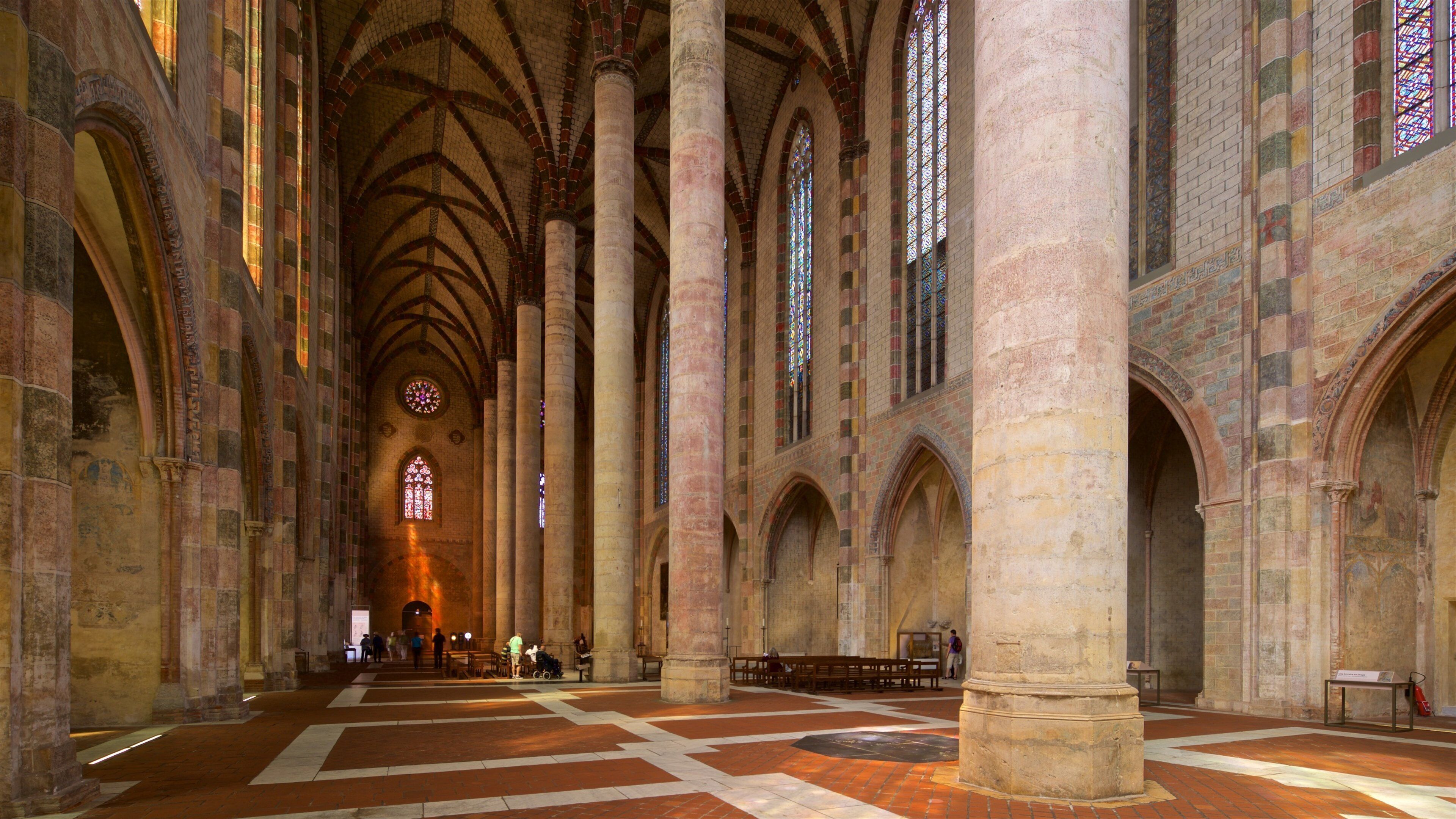 Iglesia de los Jacobinos ofreciendo elementos patrimoniales, vista interna y una iglesia o catedral