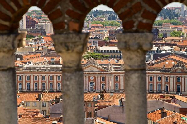 Jakobinerkyrkan som inkluderar en stad