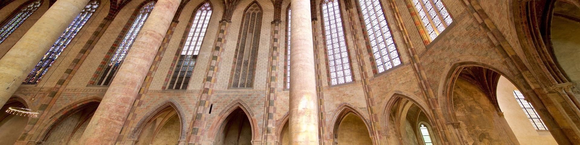 Igreja dos Jacobinos que inclui vistas internas, uma igreja ou catedral e elementos de patrimônio