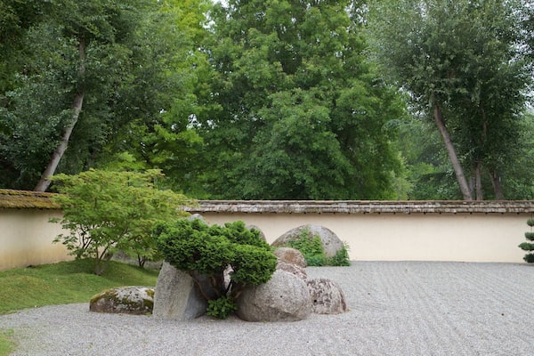 Japanese Garden Toulouse showing a garden