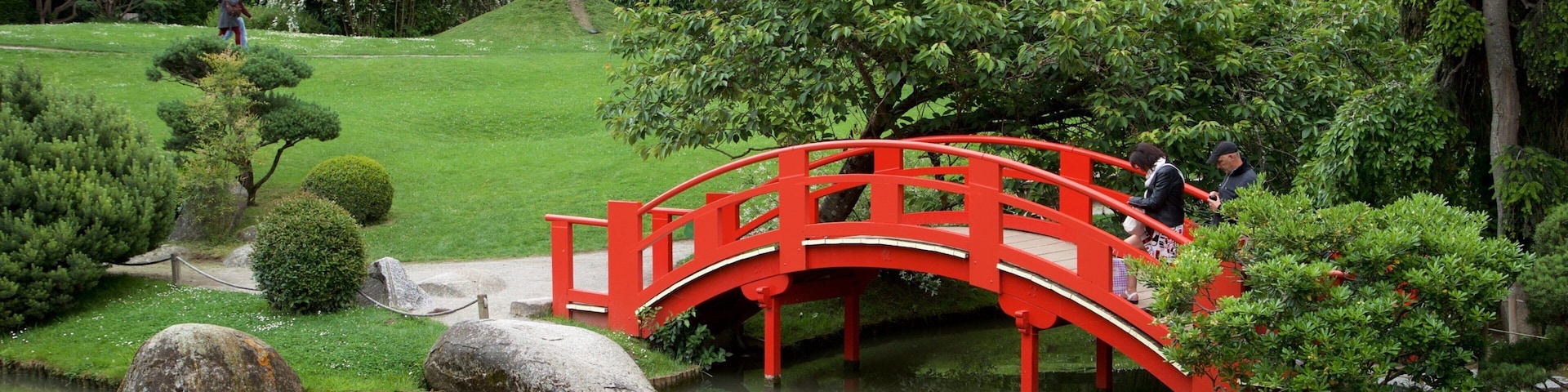 Japanese Garden Toulouse which includes a bridge, a pond and a garden