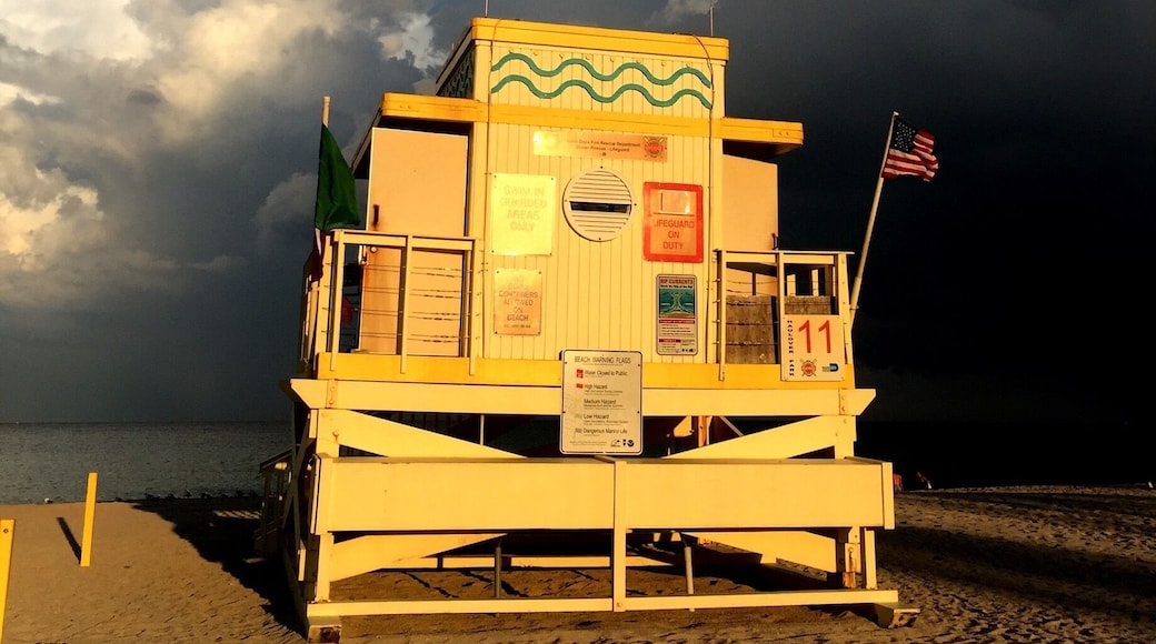 The spirit of Miami through the lifeguard post shining in the setting sun against the backdrop of the ocean and a rainbow