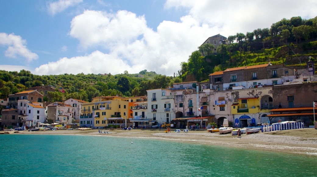 Marina di Puolo fasiliteter samt kystby og sandstrand