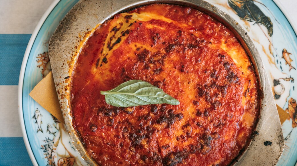 Sorrento Beach showing dining out and food