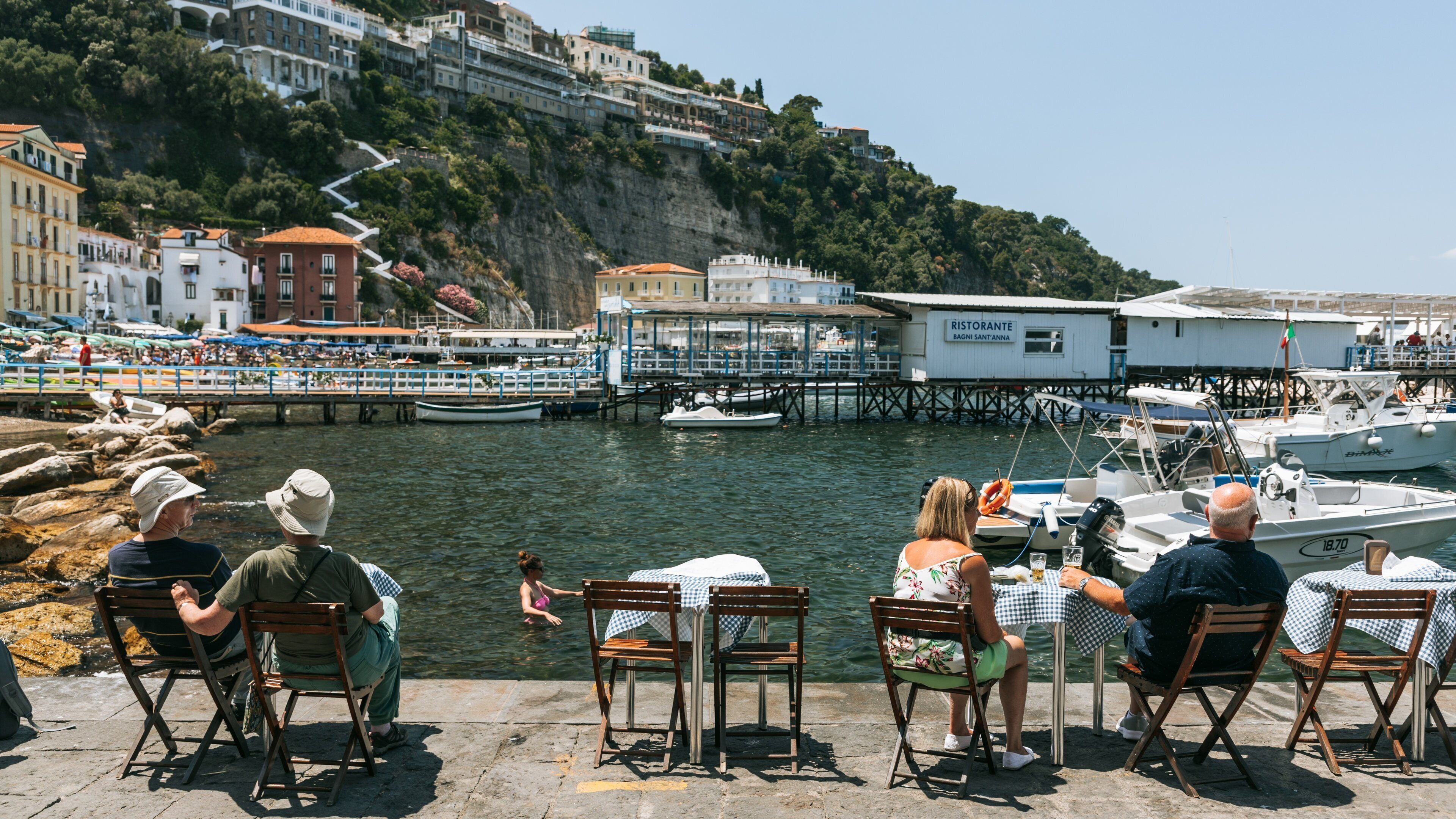 Sorrento Beach showing outdoor eating and a bay or harbor