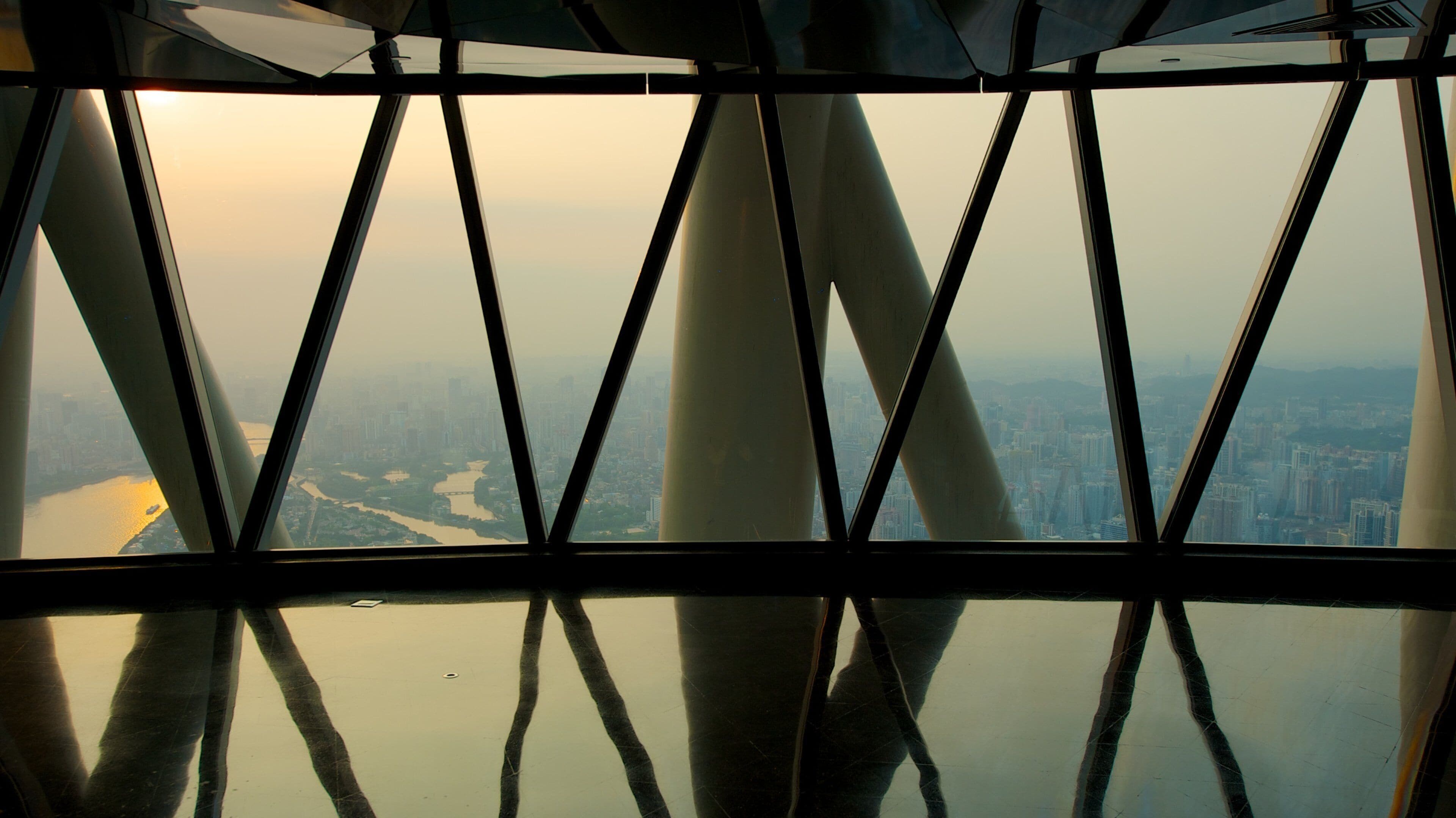 Canton Tower som viser interiør, en skyskraber og moderne arkitektur