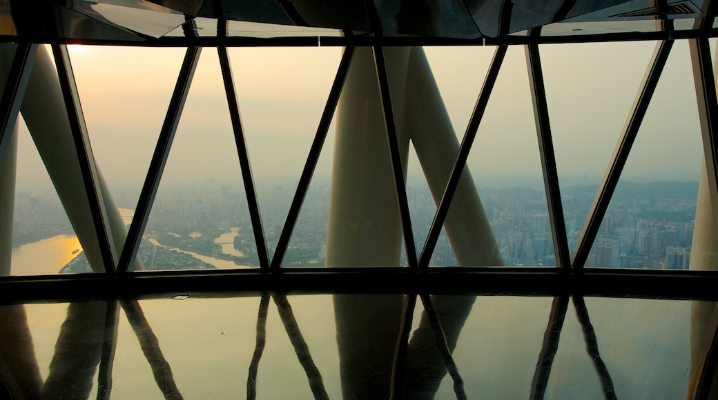 Canton Tower som viser interiør, en skyskraber og moderne arkitektur
