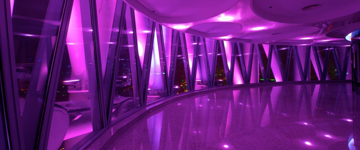 Torre Canton caracterizando vistas internas e arquitetura moderna