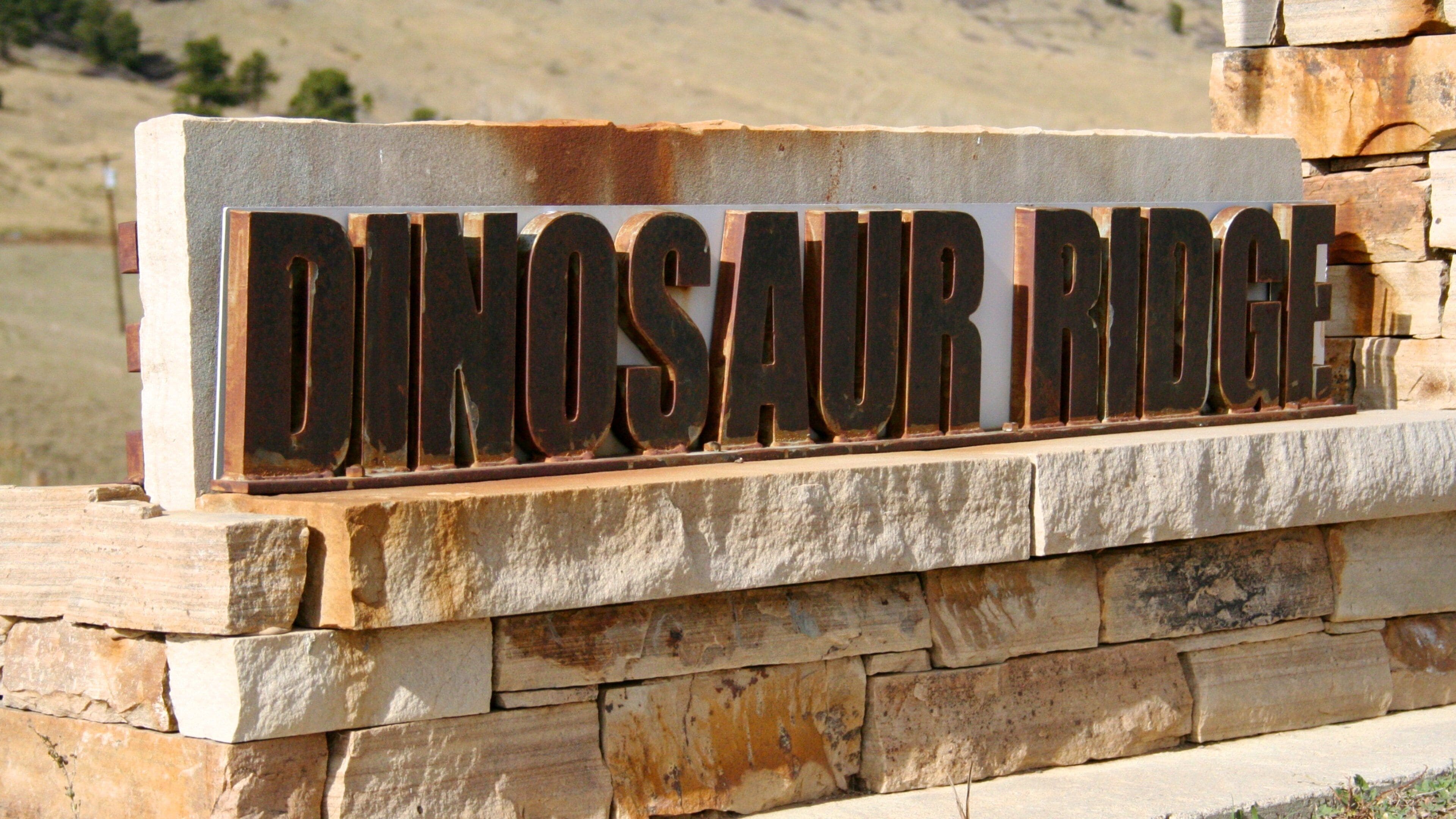 Dinosaur Ridge welches beinhaltet Beschilderung und Fahrten