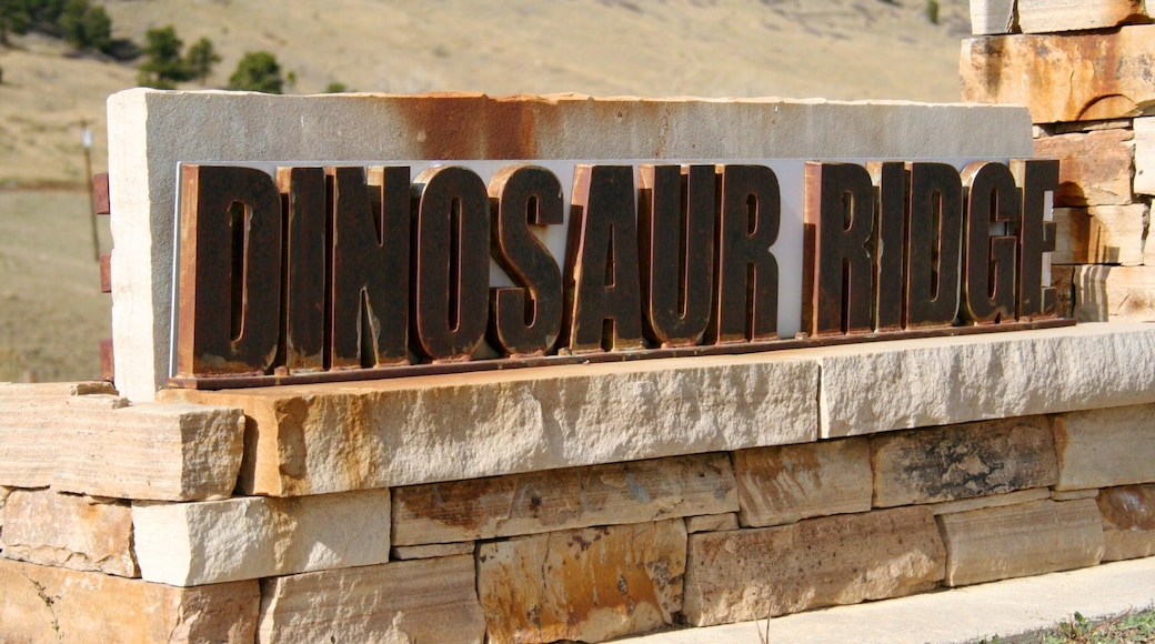 Dinosaur Ridge showing rides and signage